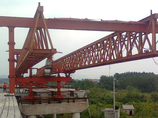 二手50噸架橋機(jī)多少錢(qián)一臺(tái)？購(gòu)買(mǎi)時(shí)需要注意什么？