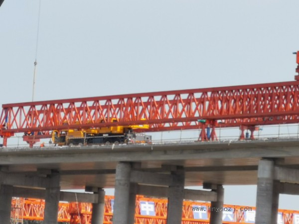 50噸架橋機(jī)施工時，如何進(jìn)行施工現(xiàn)場的布置和管理？